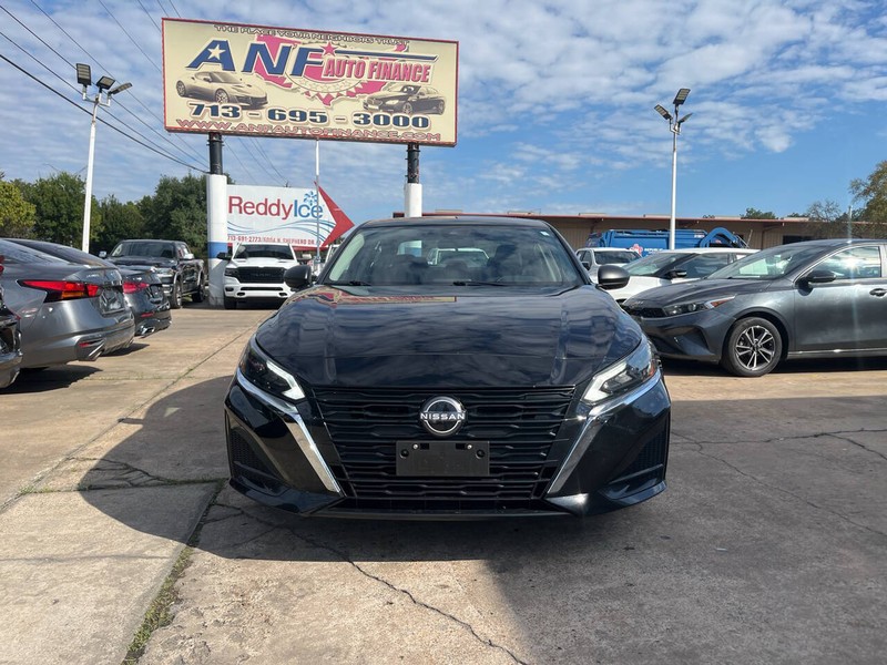 Nissan Altima Vehicle Image 02
