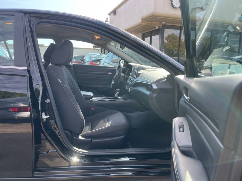 Nissan Altima Vehicle Image 11