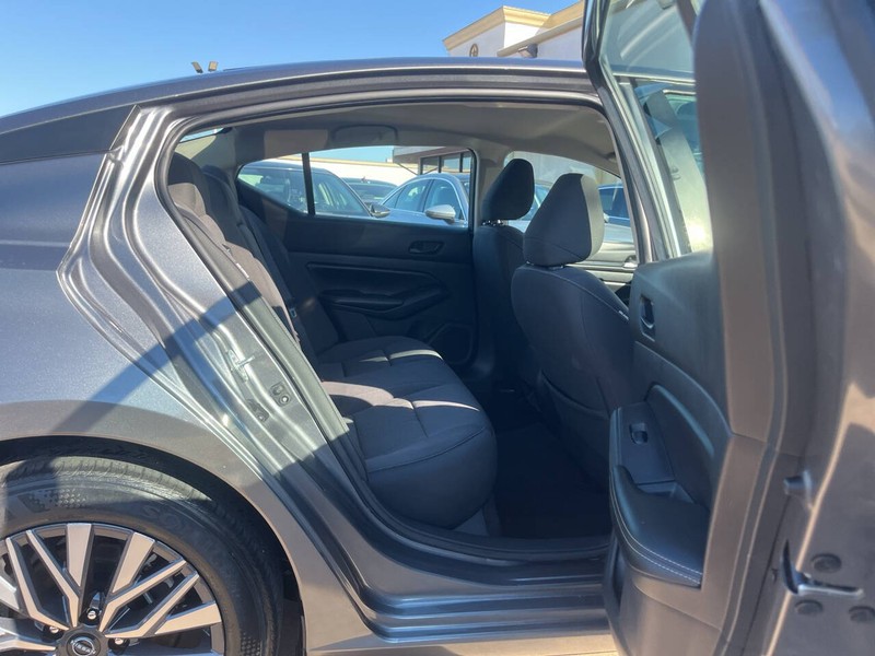 Nissan Altima Vehicle Image 10