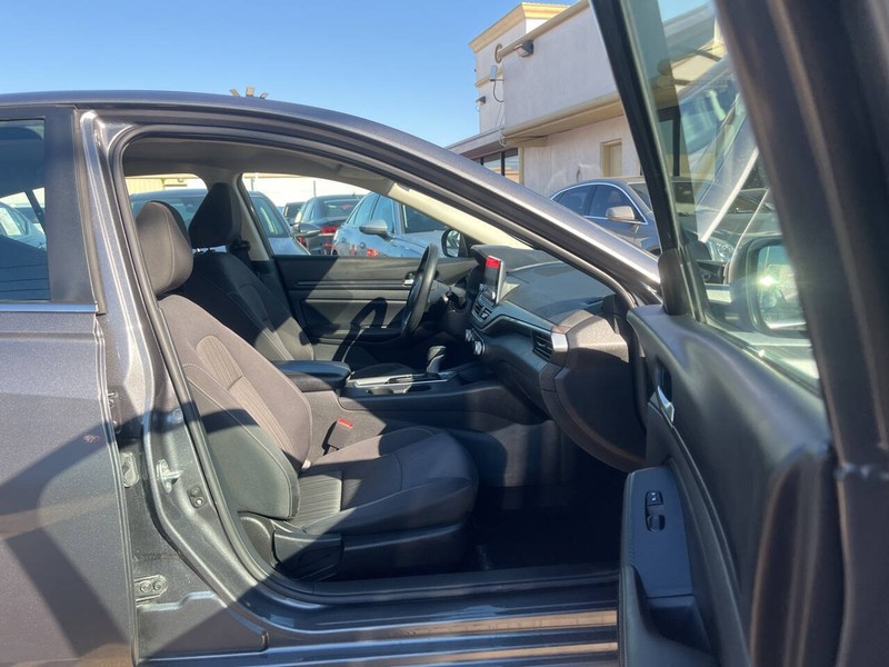 Nissan Altima Vehicle Image 11