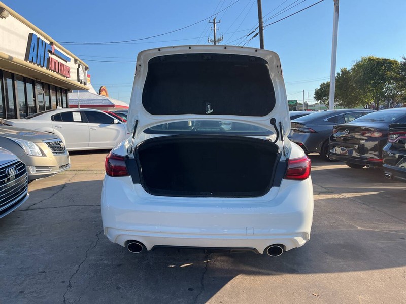 INFINITI Q50 Vehicle Image 09