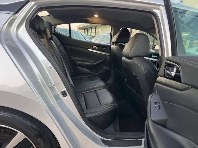 Nissan Maxima Vehicle Image 10