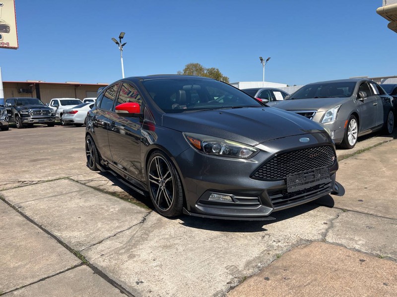 Ford Focus Hatchback Vehicle Image 06