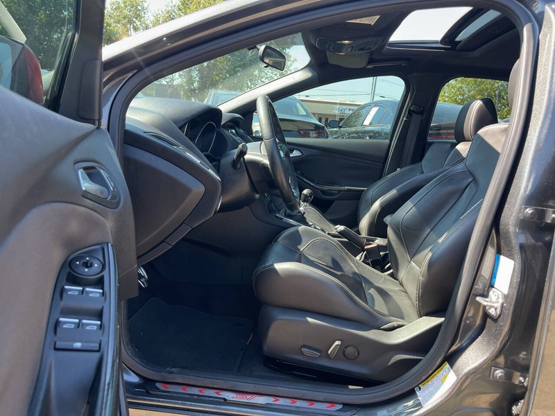Ford Focus Hatchback Vehicle Image 07