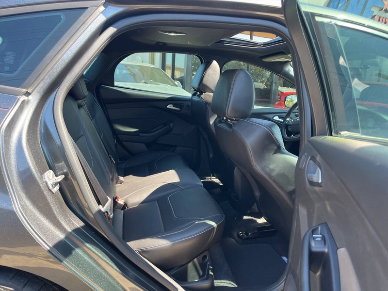 Ford Focus Hatchback Vehicle Image 10