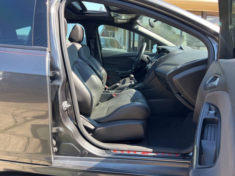 Ford Focus Hatchback Vehicle Image 11