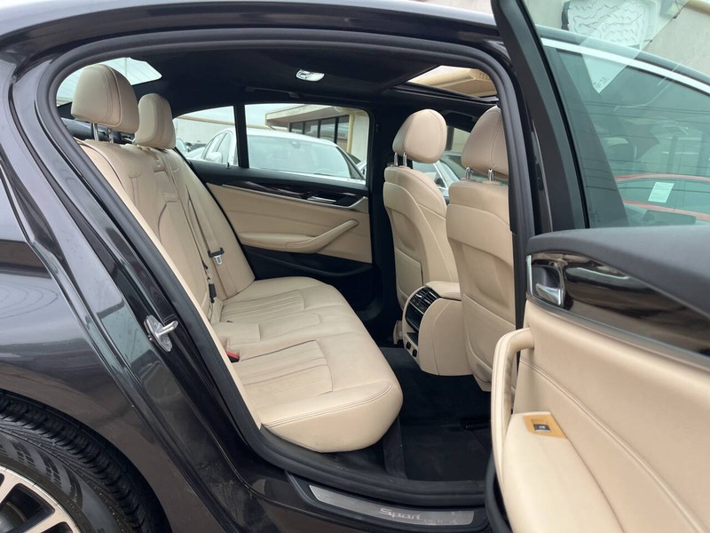 BMW 5 Series Vehicle Image 09