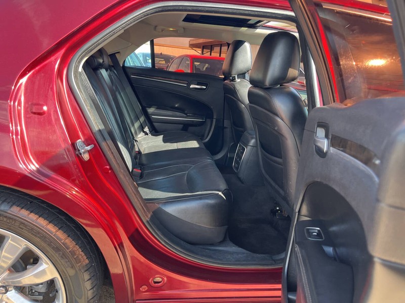 Chrysler 300 Vehicle Image 12