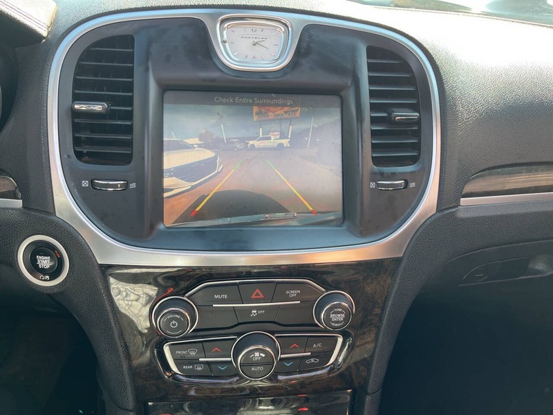 Chrysler 300 Vehicle Image 13