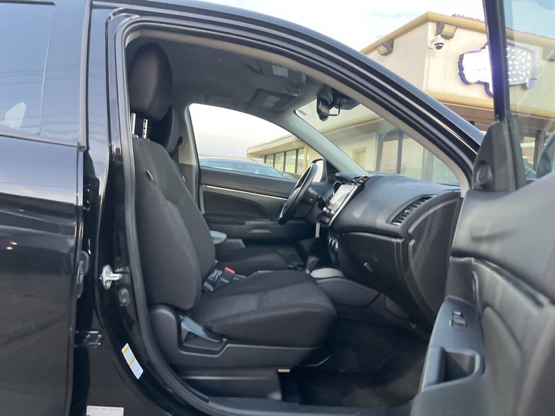 Mitsubishi Outlander Sport Vehicle Image 11
