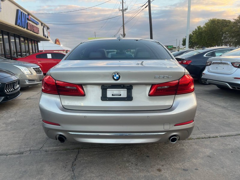 BMW 5 Series Vehicle Image 04