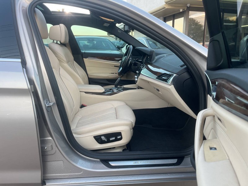 BMW 5 Series Vehicle Image 11