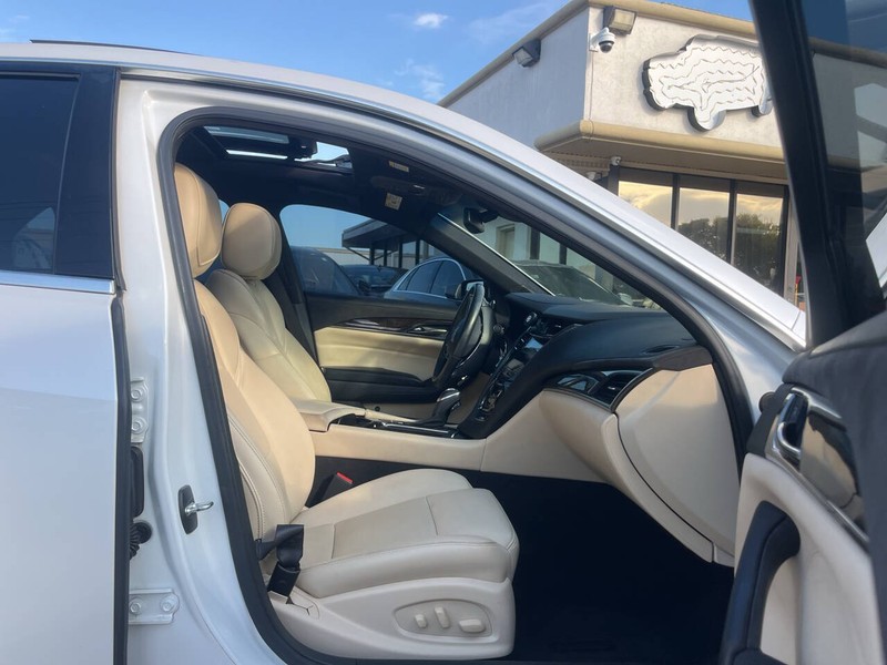 Cadillac CTS Sedan Vehicle Image 11