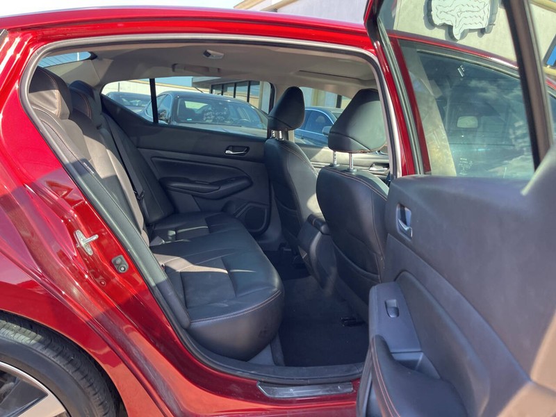 Nissan Altima Vehicle Image 10
