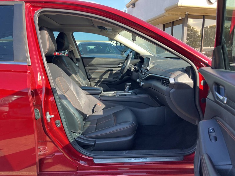 Nissan Altima Vehicle Image 12