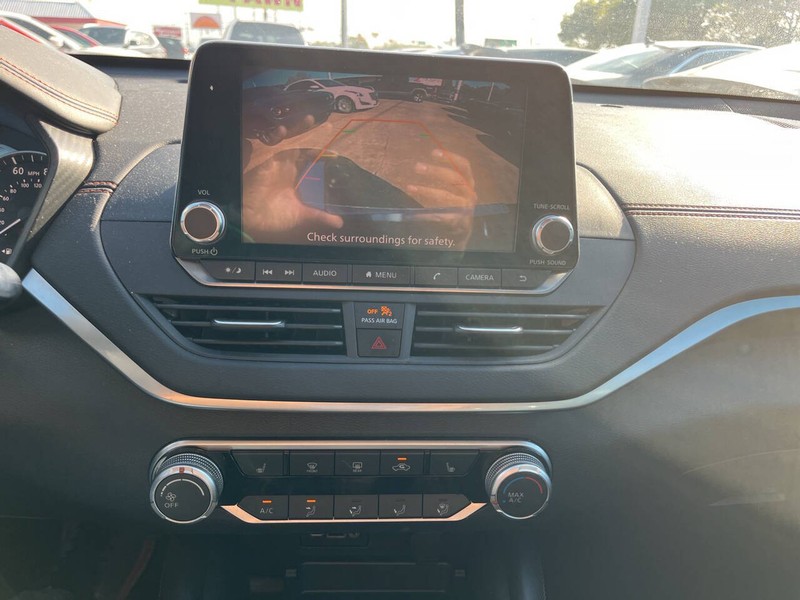 Nissan Altima Vehicle Image 13