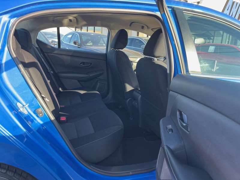 Nissan Sentra Vehicle Image 10