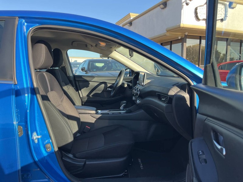 Nissan Sentra Vehicle Image 11