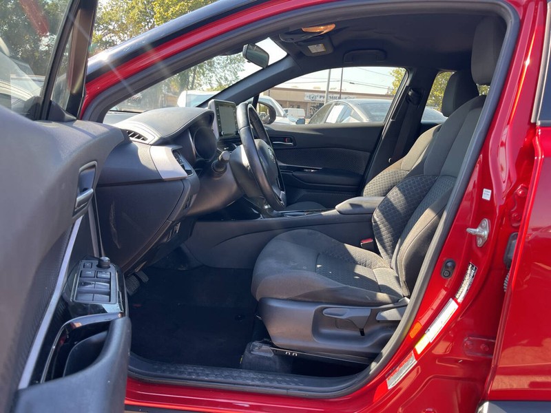 Toyota C-HR Vehicle Image 07