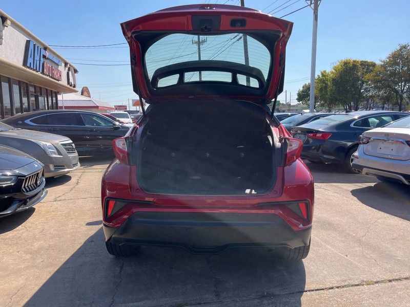 Toyota C-HR Vehicle Image 09