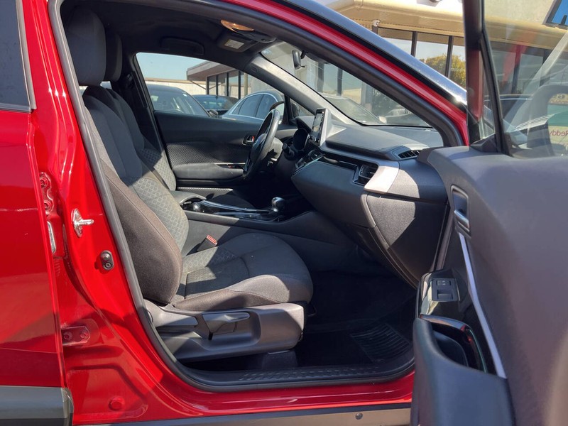 Toyota C-HR Vehicle Image 11