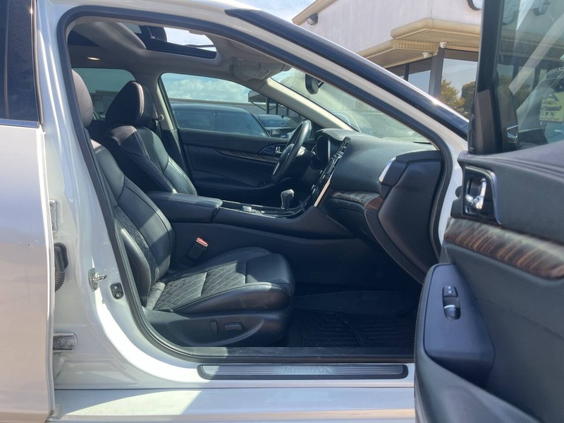 Nissan Maxima Vehicle Image 11