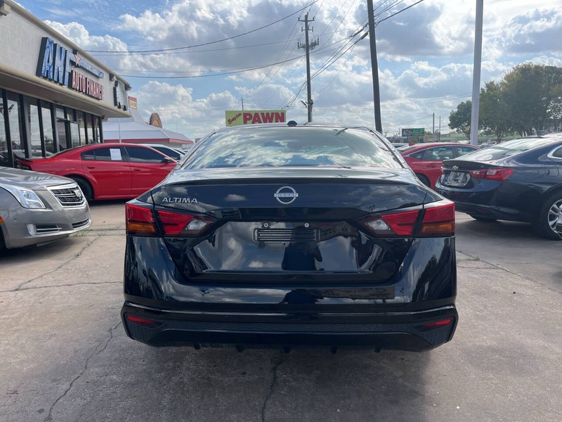 Nissan Altima Vehicle Image 04