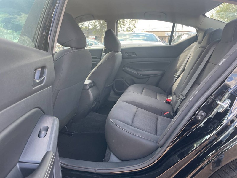 Nissan Altima Vehicle Image 08