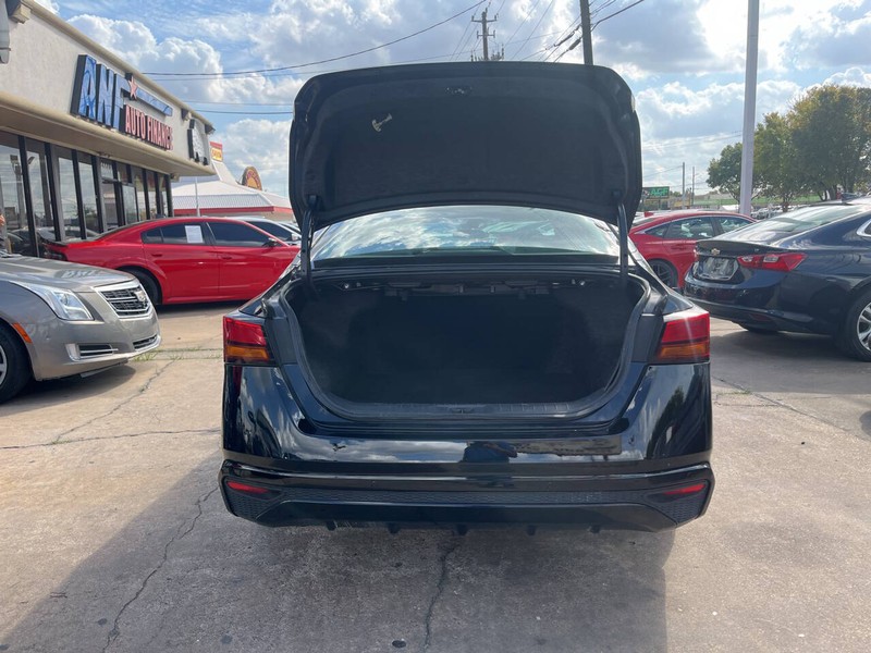 Nissan Altima Vehicle Image 09