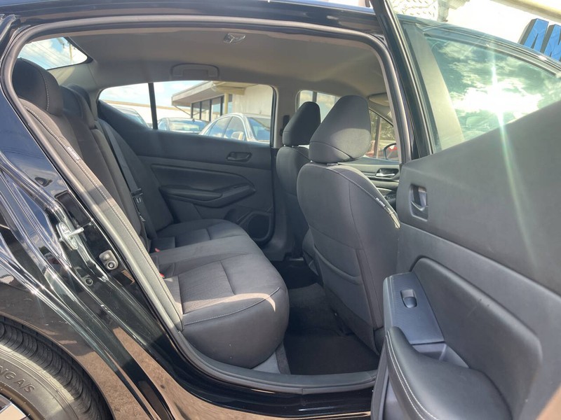 Nissan Altima Vehicle Image 10