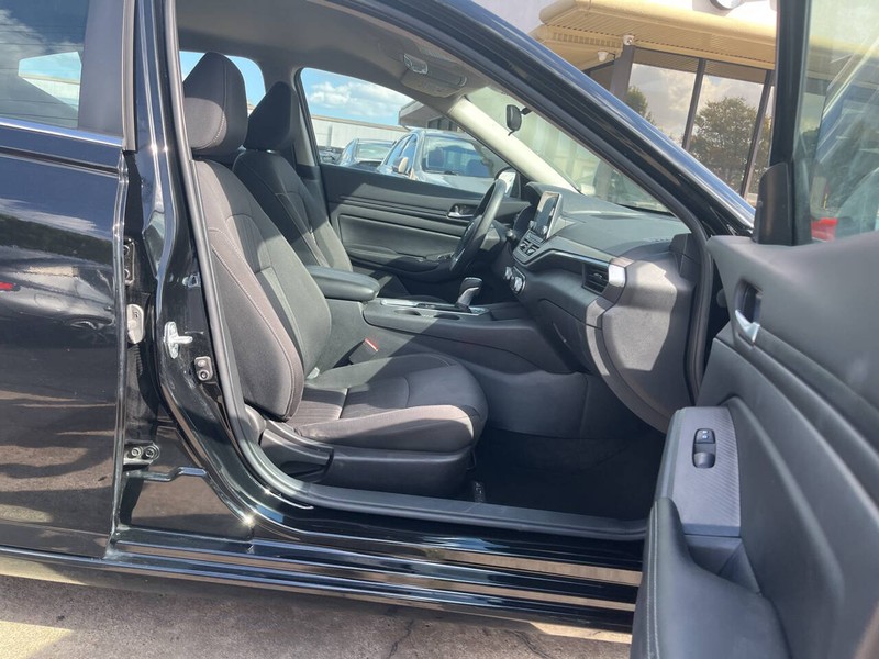 Nissan Altima Vehicle Image 11