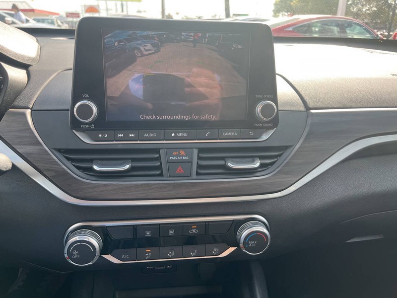 Nissan Altima Vehicle Image 12