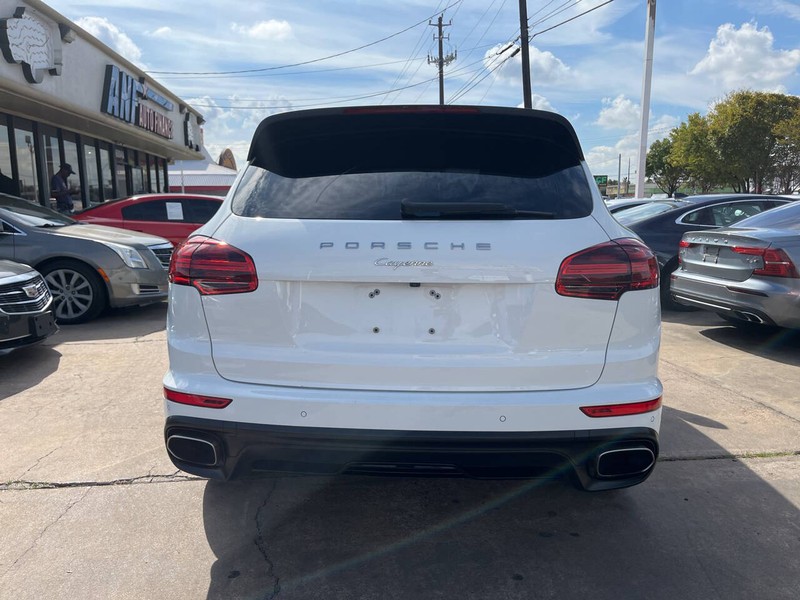 Porsche Cayenne Vehicle Image 04