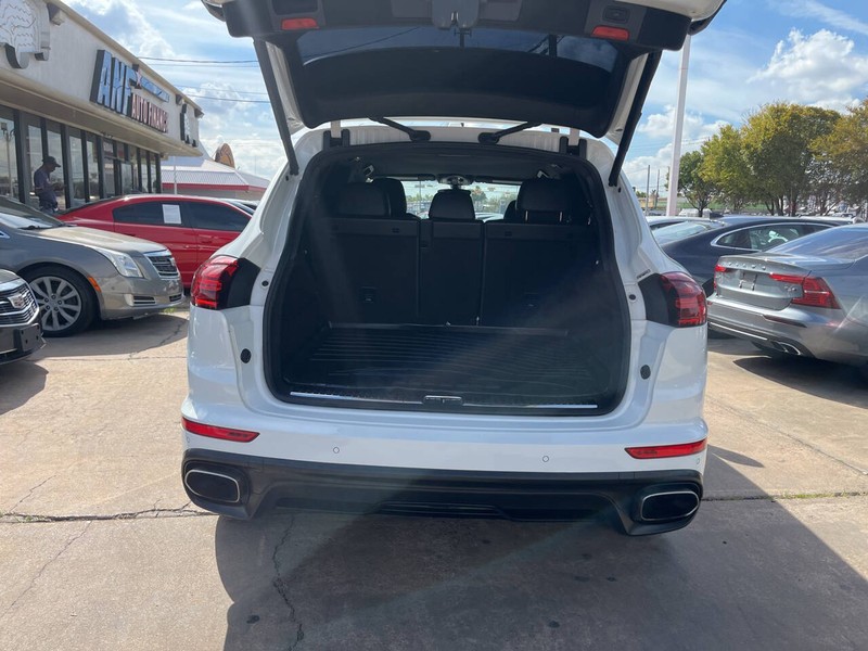 Porsche Cayenne Vehicle Image 09