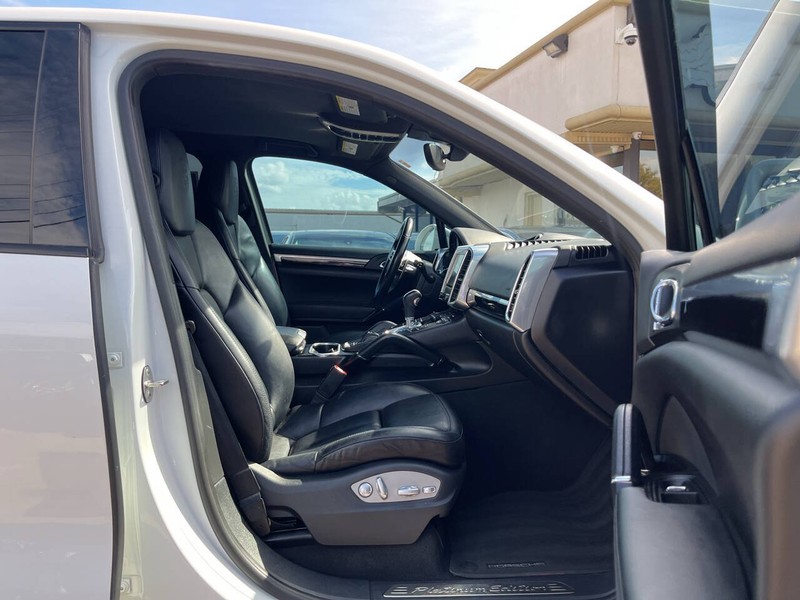 Porsche Cayenne Vehicle Image 11