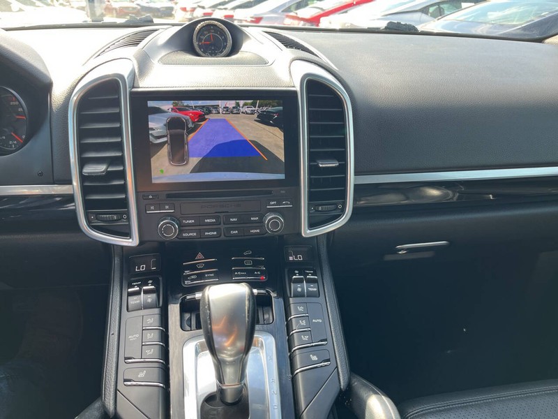 Porsche Cayenne Vehicle Image 12