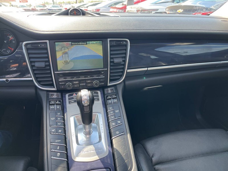 Porsche Panamera Vehicle Image 12