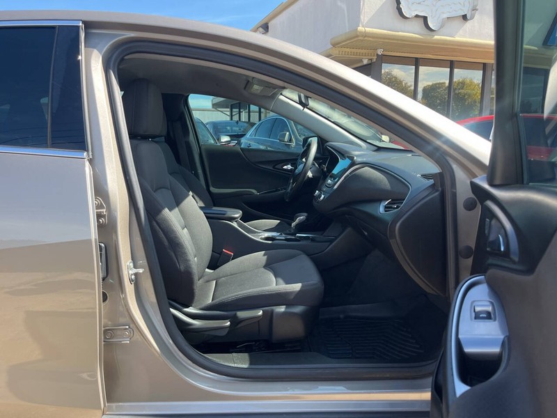 Chevrolet Malibu Vehicle Image 11