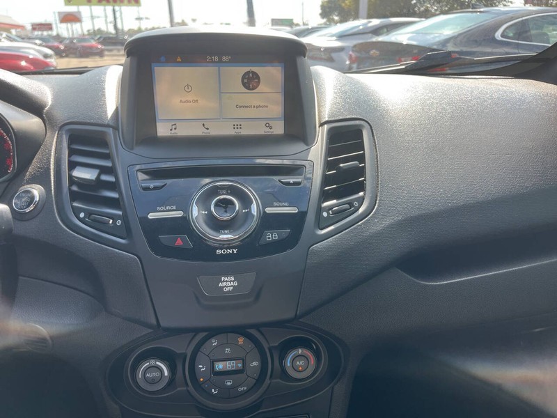 Ford Fiesta Hatchback Vehicle Image 13