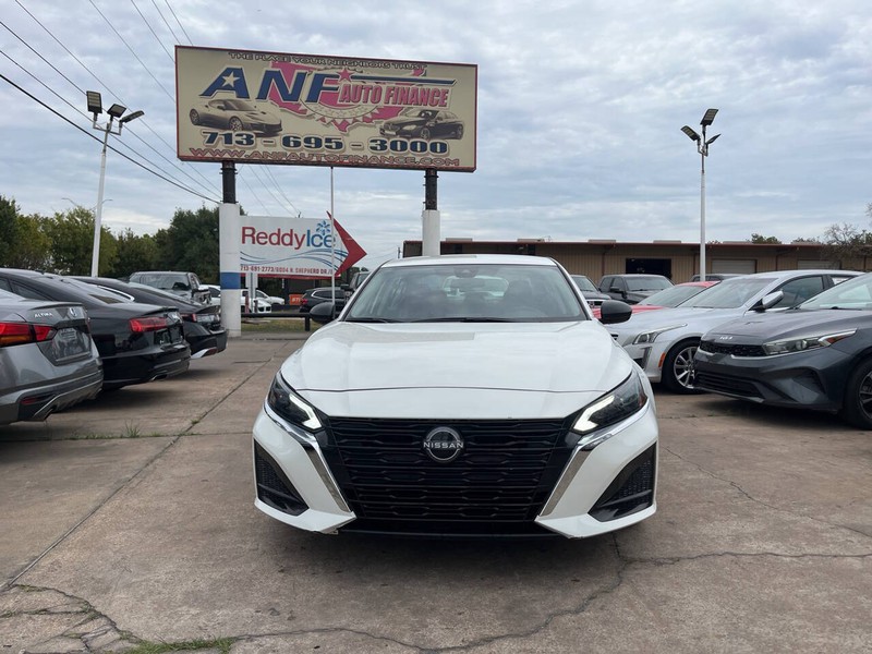 Nissan Altima Vehicle Image 02