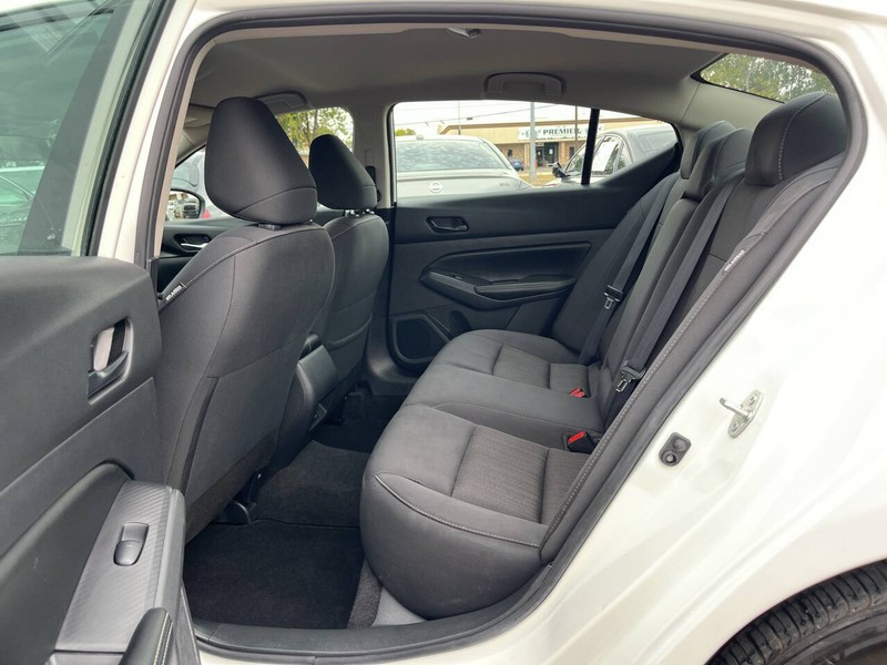 Nissan Altima Vehicle Image 08
