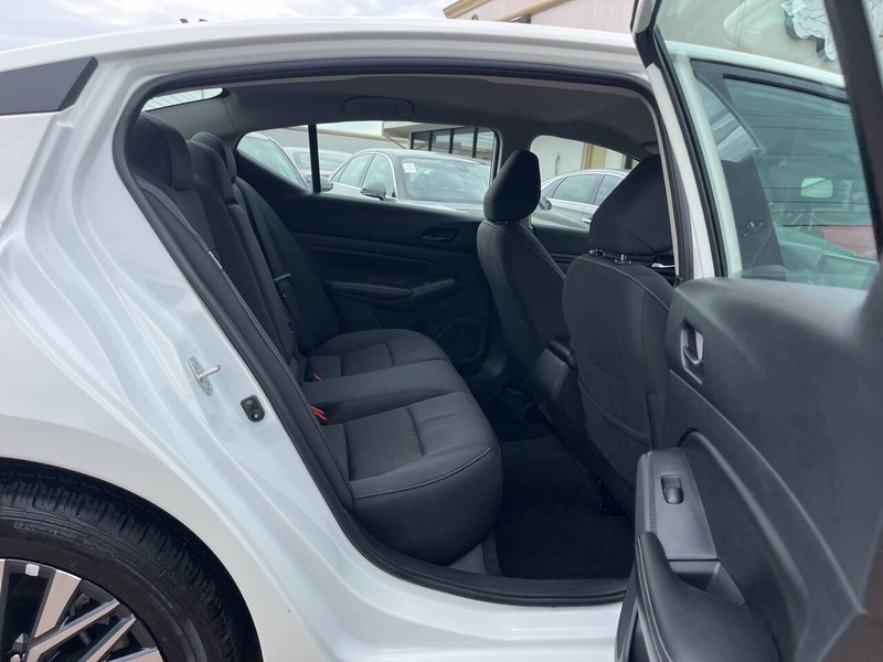 Nissan Altima Vehicle Image 10