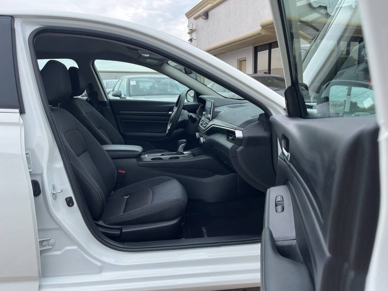 Nissan Altima Vehicle Image 11