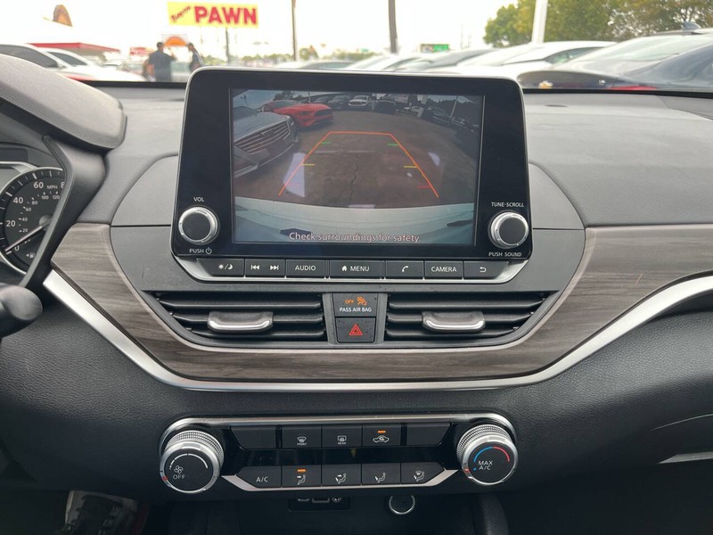 Nissan Altima Vehicle Image 12