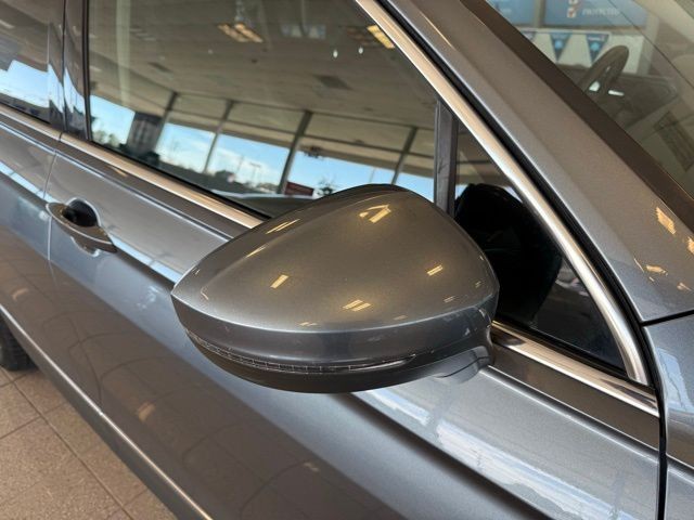 Volkswagen Tiguan Vehicle Full-screen Gallery Image 11