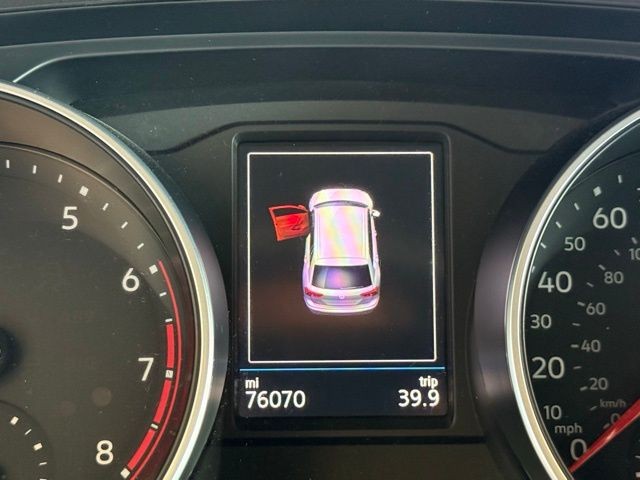 Volkswagen Tiguan Vehicle Full-screen Gallery Image 12