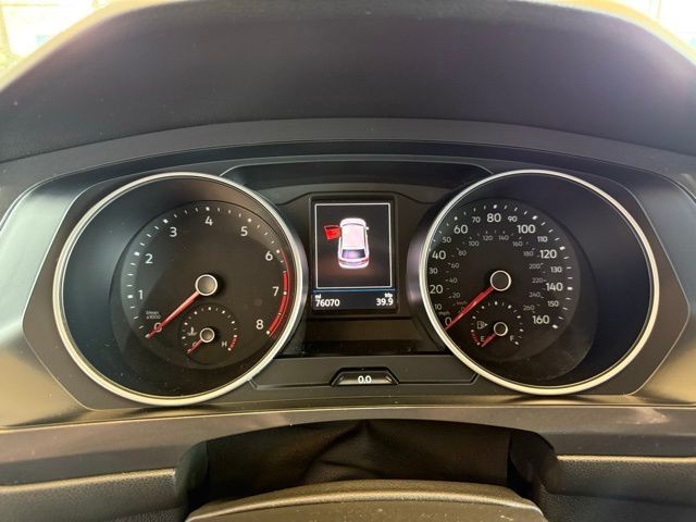 Volkswagen Tiguan Vehicle Full-screen Gallery Image 13