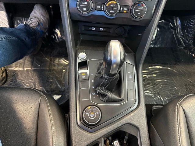 Volkswagen Tiguan Vehicle Full-screen Gallery Image 16