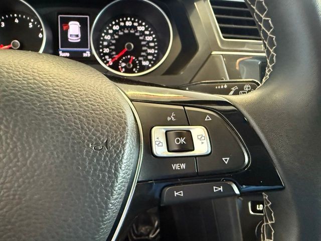 Volkswagen Tiguan Vehicle Full-screen Gallery Image 17