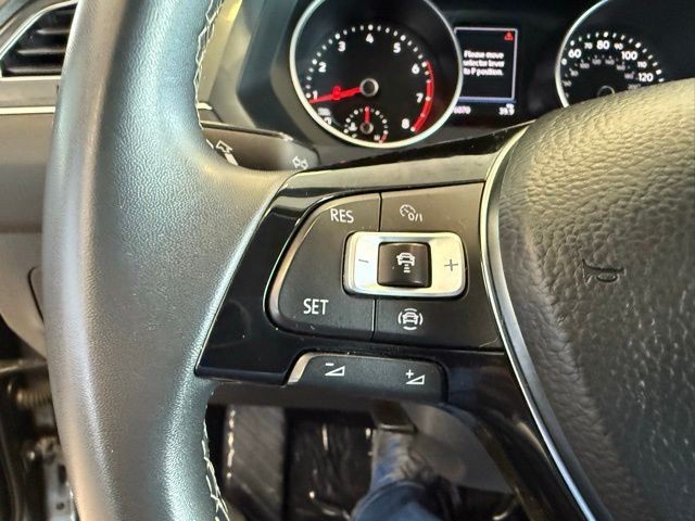 Volkswagen Tiguan Vehicle Full-screen Gallery Image 18